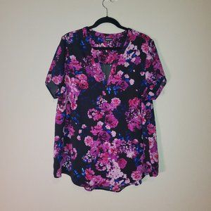 Torrid floral short-sleeved blouse with a "V" dip in the front